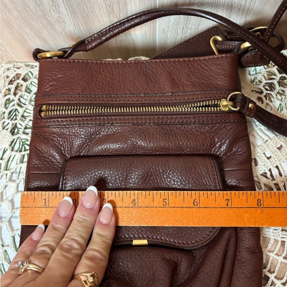 B. Makowsky Elegant Brown Pebbled Leather Crossbody Bag with Gold Details - Picture 10 of 11